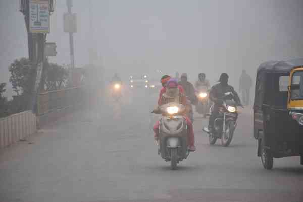 कोहरे की चादर में लिपटी आई सुबह देखे इन तस्वीरो में