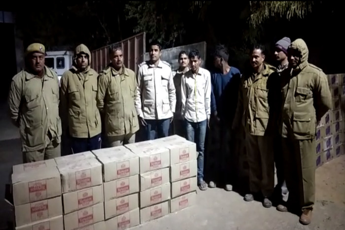 Police caught illegal liquor of 29 Lakhs rupees and Arrest Two Inter-state liquor smugglers 