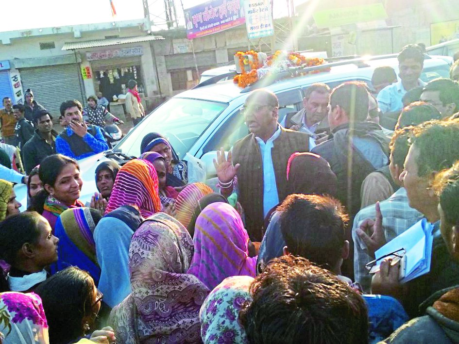 women protest at bank, cooperative bank, open bank account, open bank account, women protest and lock bank, shivpuri news, gwalior news in hindi, mp news