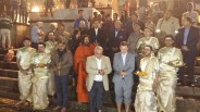 गंगा पूजन करते कनेडियन टीम