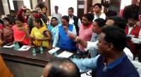 नगर निगम सामान्य सभा में हुआ बवाल, गुस्साए पार्षद ने एजेंडा को फाड़ा और महापौर व सभापति पर फेंका, पढि़ए खबर...