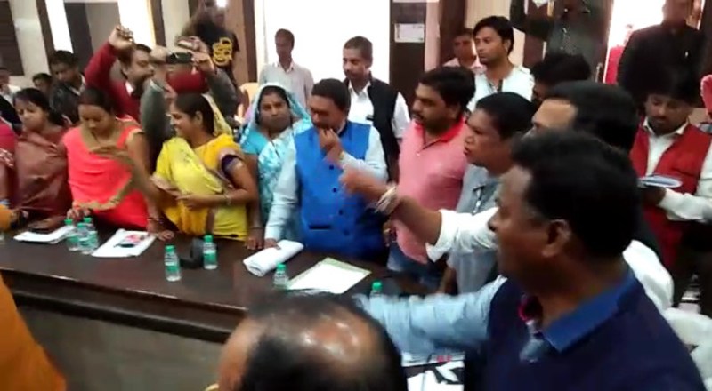 नगर निगम सामान्य सभा में हुआ बवाल, गुस्साए पार्षद ने एजेंडा को फाड़ा और महापौर व सभापति पर फेंका, पढि़ए खबर...