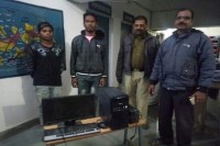 कम्प्यूटर सेट बेचने ग्राहक तलाश रहे थे ये युवक, इसी बीच ग्राहक बनकर पहुंची पुलिस, पकड़ाए