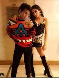 sara ali khan photos in min skirt