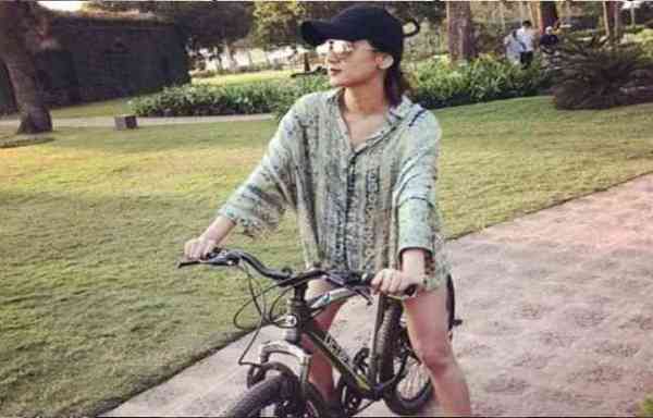 सोनल चौहान की इन तस्वीरों ने मचाया इंटरनेट पर धमाल