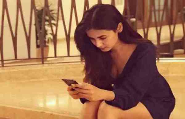 सोनल चौहान की इन तस्वीरों ने मचाया इंटरनेट पर धमाल