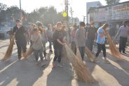 foreigner brooming in city and gave massage to Indians for cleanses