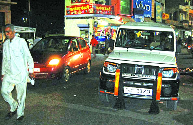 जिला मुख्यालय पर इन दिनों यातायात व्यवस्था बिगड़ी हुई है।