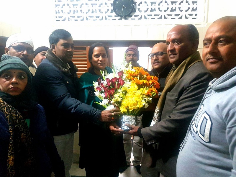 रामनगर पालिका अध्यक्ष का स्वागत करते जिला कांग्रेस अध्यक्ष