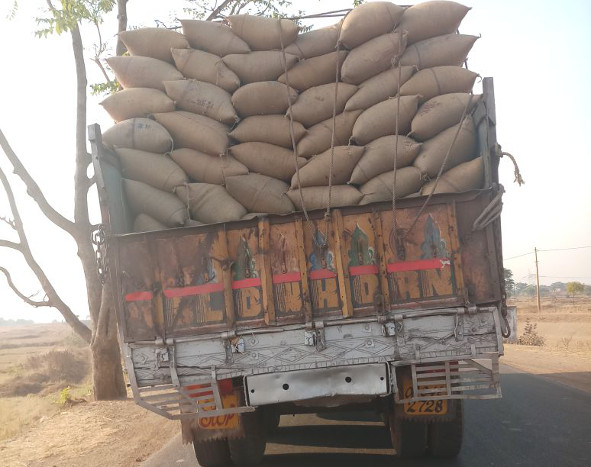 धान की जल्दी ढुलाई के लिए ट्रांसपोर्टरों द्वारा किया जा रहा था गैरकानूनी काम, पुलिस ने पकड़ा