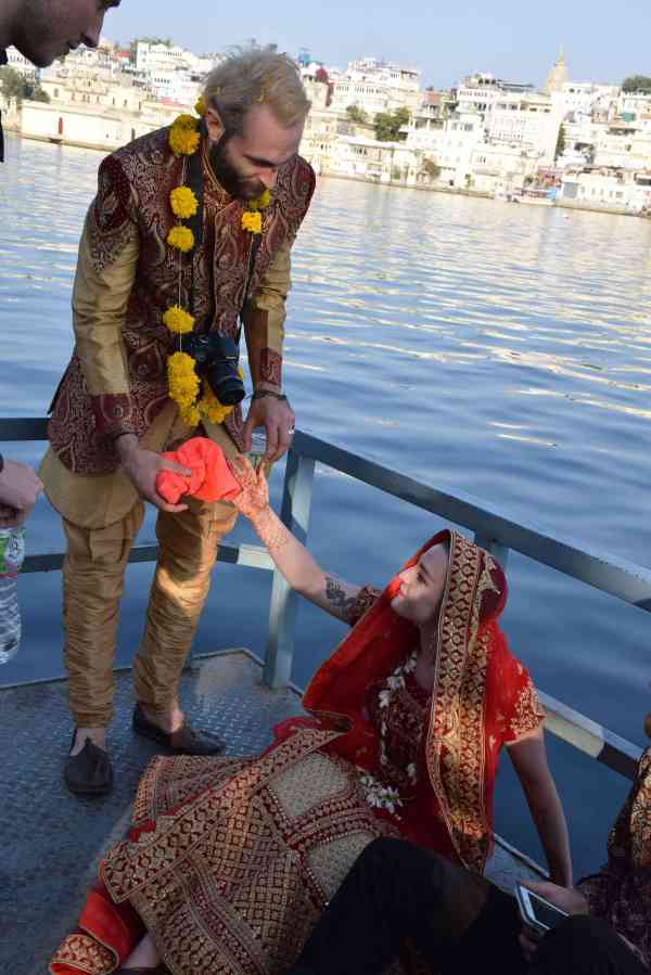 PIC: foreign couple celebrating their marriage at pichola lake udaipur