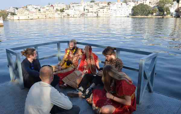 PIC: foreign couple celebrating their marriage at pichola lake udaipur