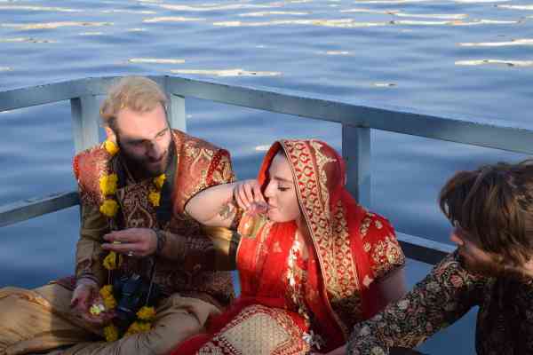 PIC: foreign couple celebrating their marriage at pichola lake udaipur