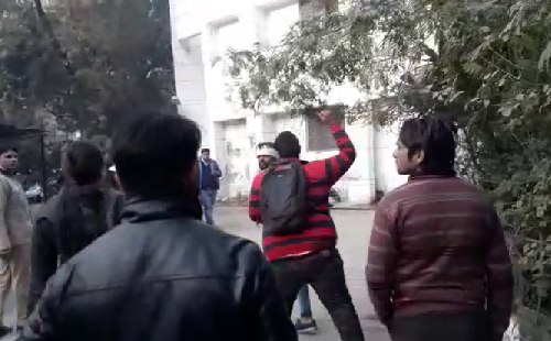 eve teasing with girl near ghaziabad ssp office
