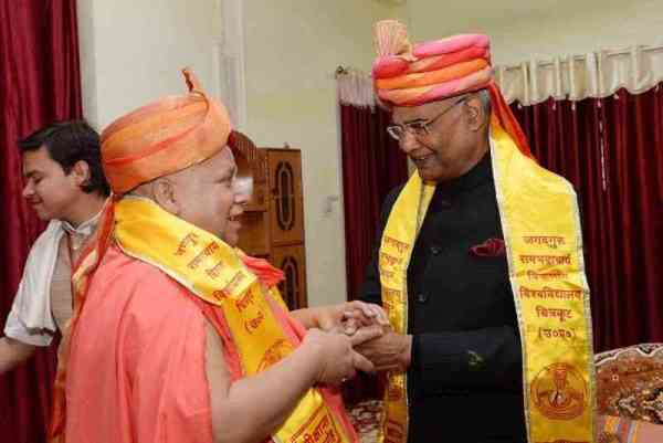 राष्ट्रपति ने विकलांग विवि के छात्रों को दिए मेडल, नानाजी की प्रतिमा का अनावरण