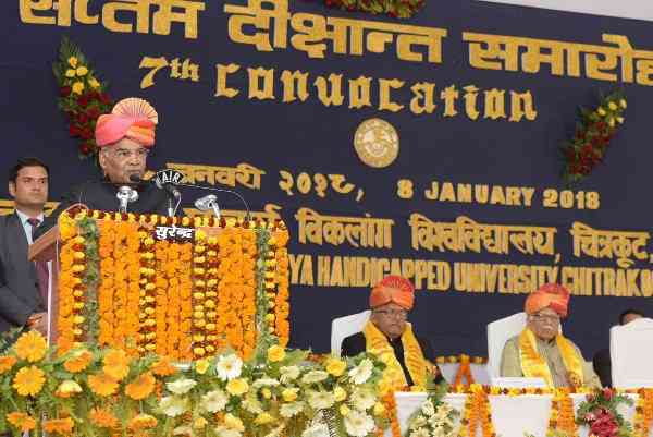 राष्ट्रपति ने विकलांग विवि के छात्रों को दिए मेडल, नानाजी की प्रतिमा का अनावरण