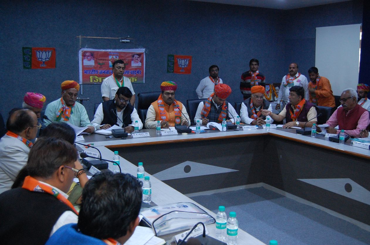 बालोतरा. नगर के सीईटीपी सभागार में सोमवार को भाजपा प्रदेश संगठन महामंत्री चन्द्रशेखर की मौजूदगी में पचपदरा रिफाइनरी शिलान्यास कार्यक्रम को लेकर बैठक हुई