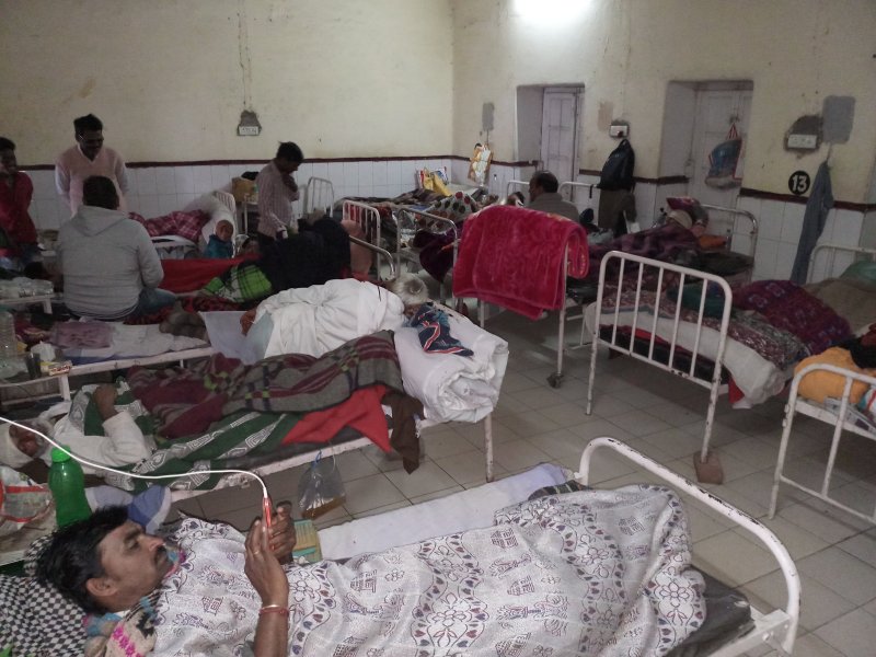 एक ऐसा सरकारी अस्पताल, जहां रात काटने मरीजों को अदा करना पड़ रहा किराया
