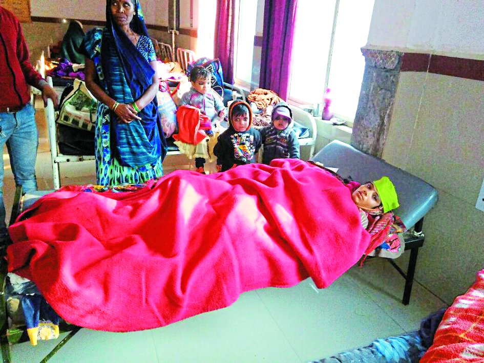 disruption in hospital, disputes over baby girl and boy, baby girl give to woman, woman relatives disruption in hospital, gwalior news, datia news in hindi, mp news