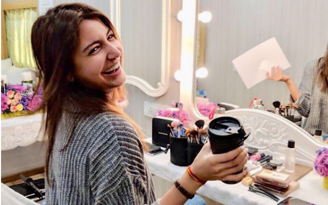 anushka-sharma-surprised-at-film-zero-set