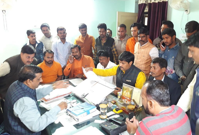 किसान प्रतिनिधियों ने मंडी सचिव काे घेरा