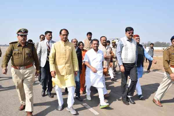 इस तरह सीएम शिवराज और राज्यपाल की हुई अगुवानी