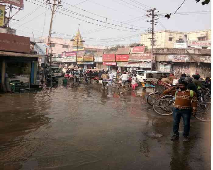 मैदागिन क्षेत्र में सीवर का पानी