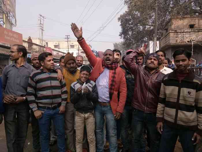 विरोध प्रदर्शन करते नागरिक