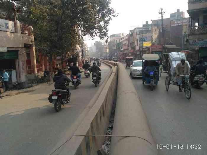 शाही नाले की सफायी को सड़क पर बिछायी गई पाइप लाइन