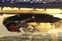 रात के 12 बजे तीन हाथियों का दल एक गांव में घुस गया