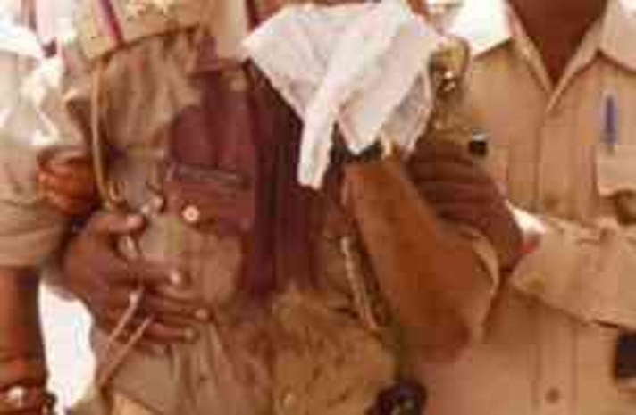 man beaten police inspector now arrest