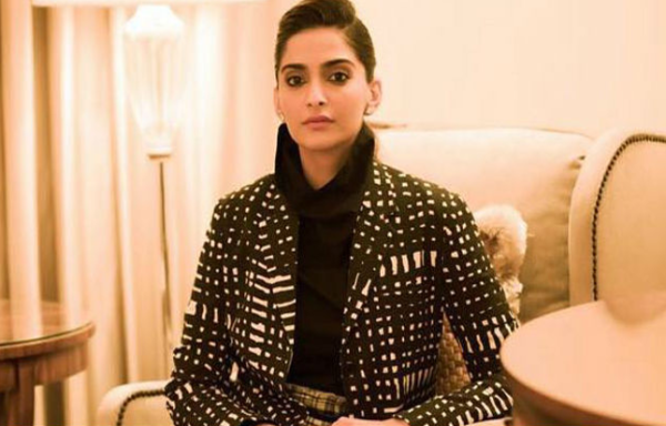 सोनम के लिए परेशानी का सबब बने फोम के गद्दे