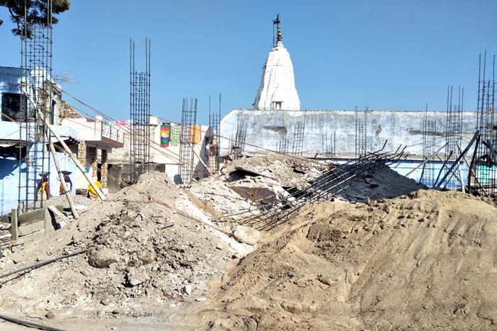 लोहे के सरियों को चोर चुरा ले गए