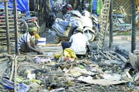 आगजनी के बाद भी नहीं खुल रही नींद, व्यवसायी अवैध अतिक्रमण करते हुए लगा रहे दुकान