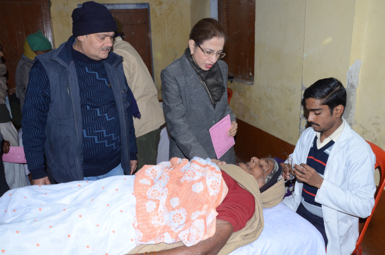 Congress Ex-MP Annu Tandon helps poor people for Eye operation Unnao