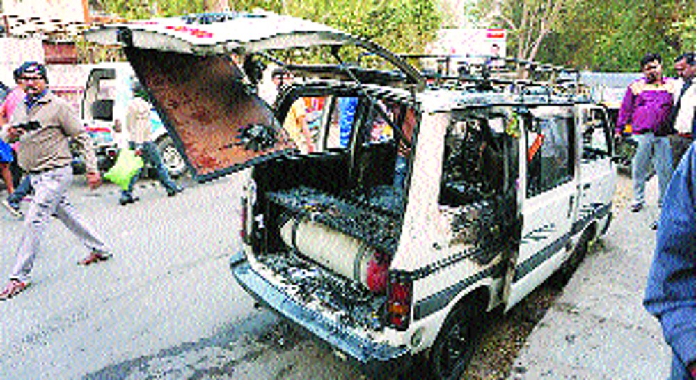 Furious fire in school van, 15 child survivors