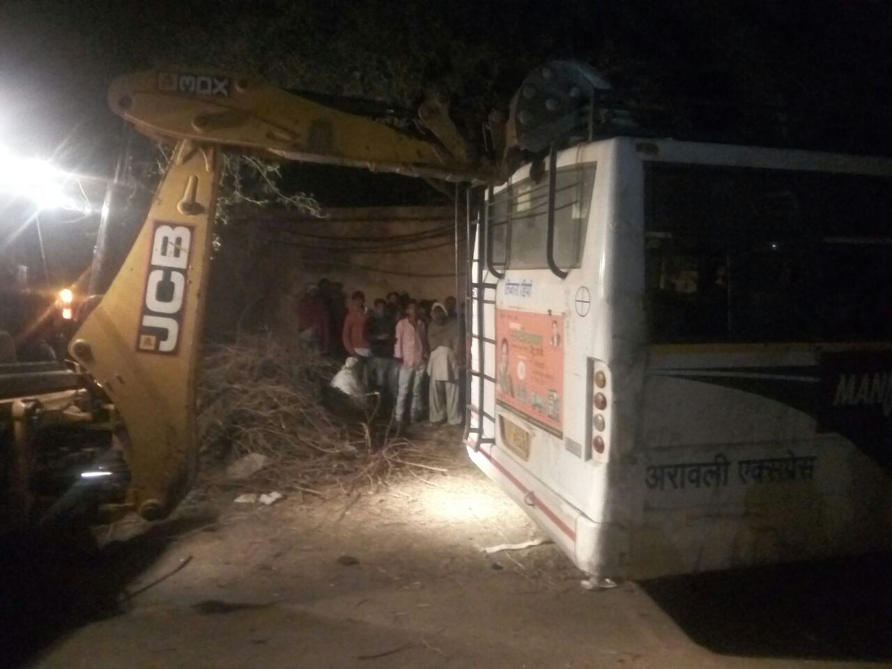roadways bus accidently enters in the house cause passengers injured