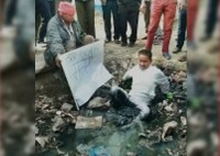 unique protest, drainage system in kanpur, pappu baba, kanpur mayour pramila pandey, kidwai nagar,  juhi