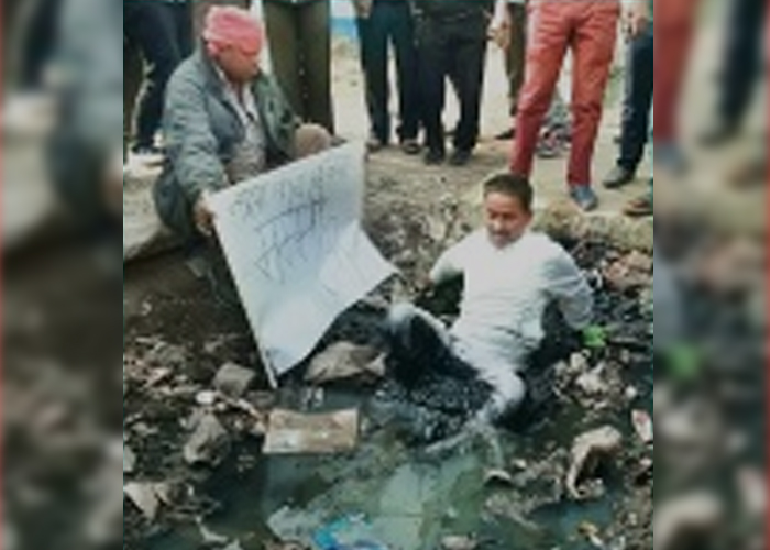 unique protest, drainage system in kanpur, pappu baba, kanpur mayour pramila pandey, kidwai nagar, juhi