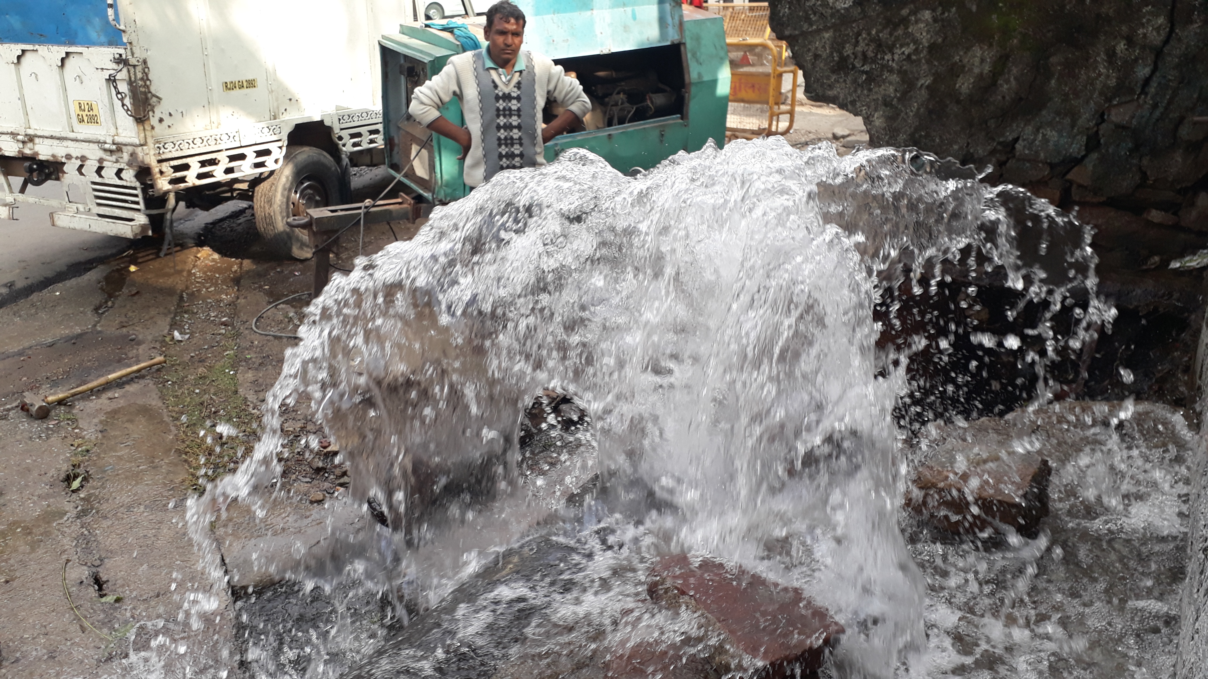 VIDEO : सड़़क से अचानक फूटने लगा पानी का फव्वारा, हजारों लीटर पानी सड़क पर यूं बहा