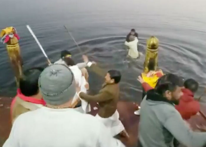 मकर संक्रांति पूजा कराने को लेकर यमुना घाट पर जमकर चले लाठी-डंडे, देखें वीडियो