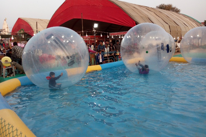 fun ..गुब्बारे में बैठे, बच्चों ने की पानी में सैर, गुडिय़ा के बाल व भेलपुरी का लिया आनंद