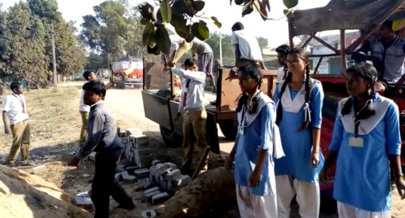 जब गुरुजी बने मिस्त्री और छात्र बने मजदूर, फिर जो बना उसे देखकर दंग रह गया गांव, देखिए वीडियो