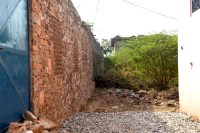  बीच रास्ते में पक्की दीवार 