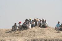 बालोतरा.पचपदरा में रिफाइनरी कार्यशुभारंभ समारोह स्थल पर पांडाल खचाखच भर जाने से रेत के टीले पर बैठे लोग।