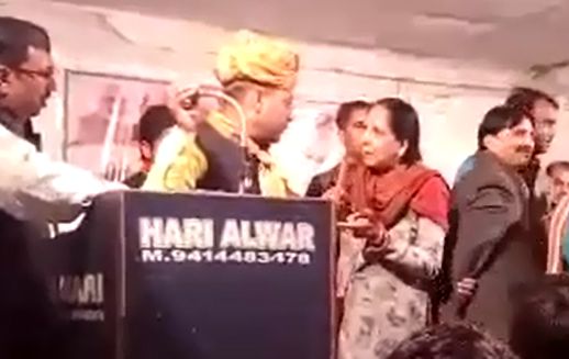 lady drop from stage in bjp rally after got slapped