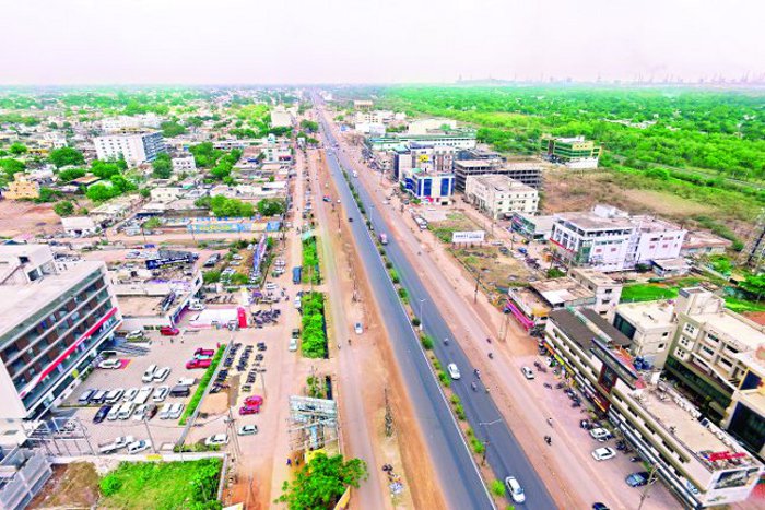 Fourlane service road