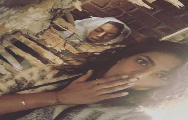 OMG! प्रियंका खुलेआम सड़क पर किसे कर रही हैं किस