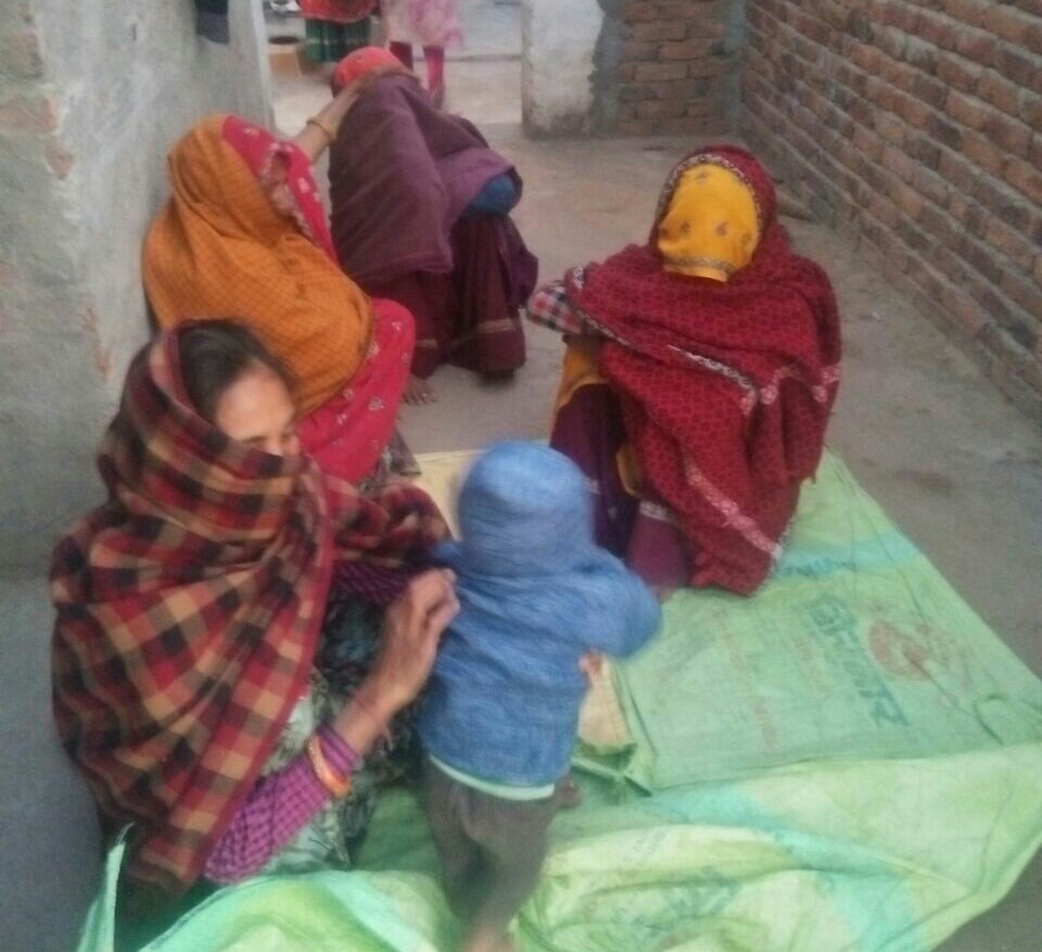 भगवतगढ़ जटवाड़ा कलां में गमगीन हालात में बैठी मृतक की मां एवं अन्य महिलाएं।