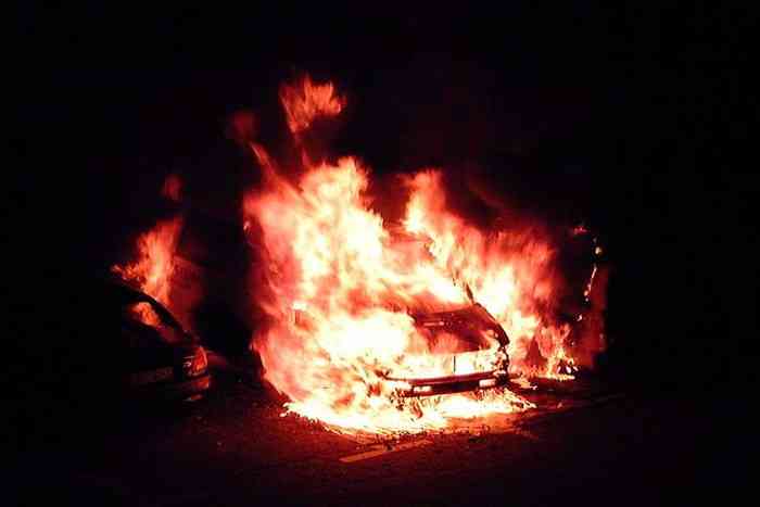 चलती कार बनी आग का गोला, ड्राइवर जिंदा जला, आग बुझी तो कार में मिला सिर्फ कंकाल